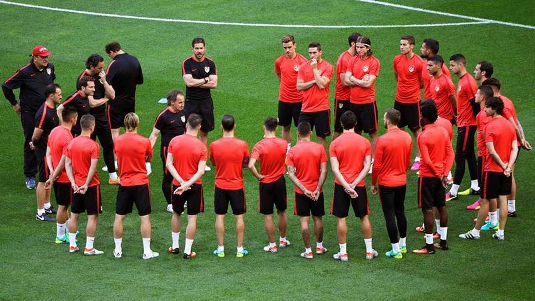 Los jugadores del Atlético de Madrid en el entrenamiento previo.