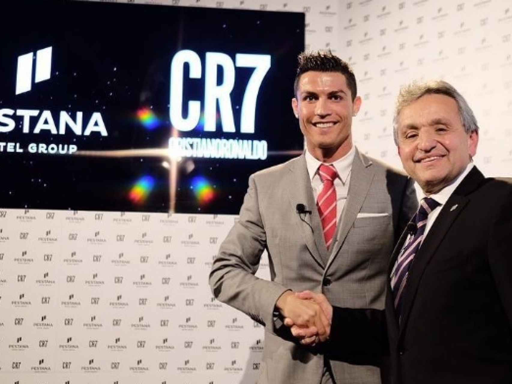 Cristiano Ronaldo con el mayor empresario hotelero de Portugal en la presentación
