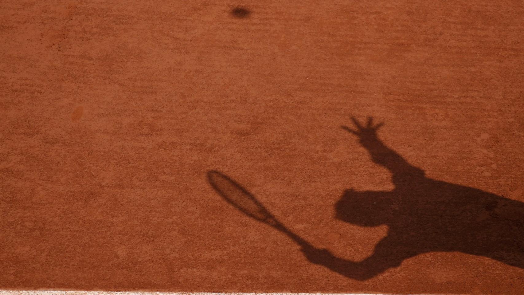 Un jugador preparado para sacar.