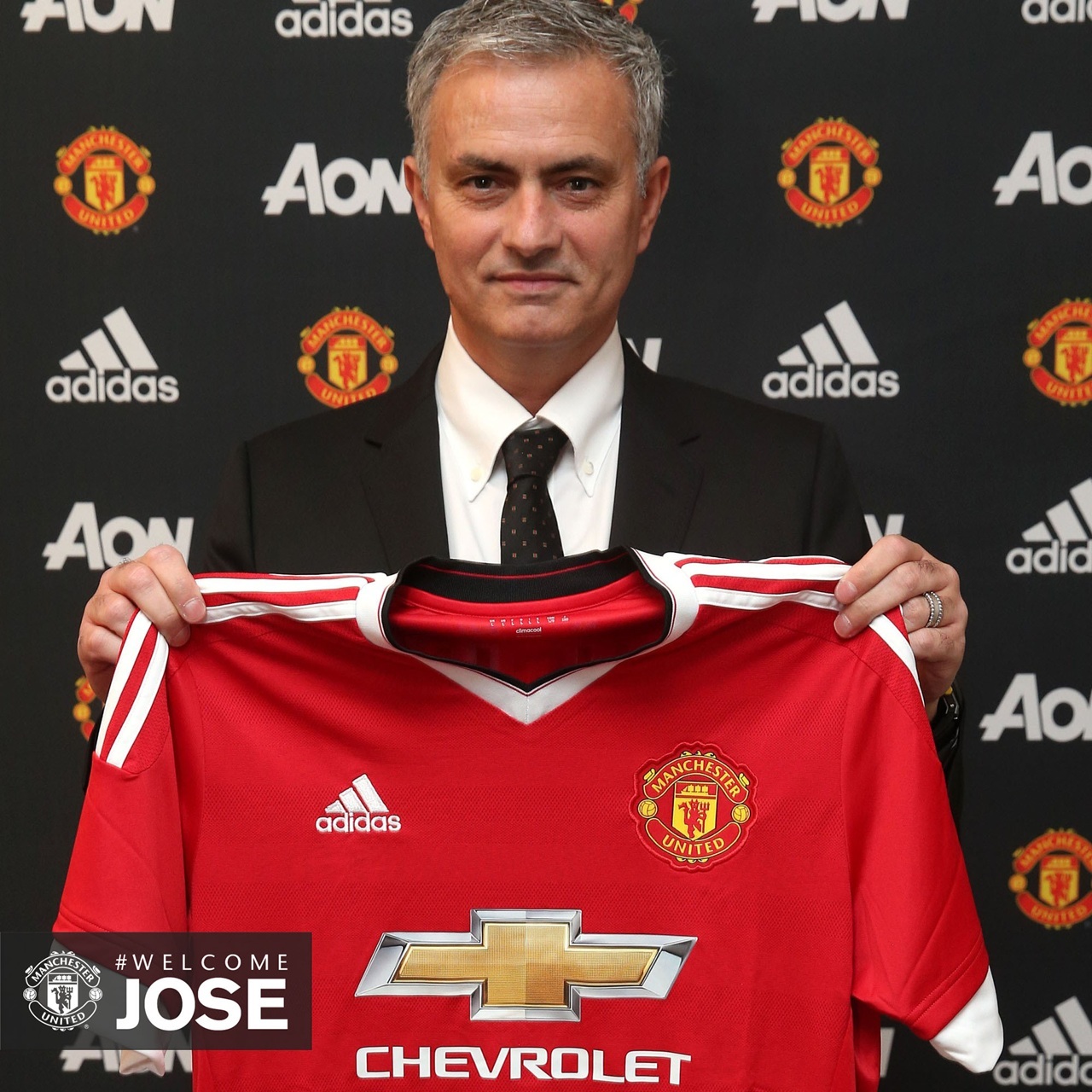 Mourinho posa con la camiseta del Manchester United.