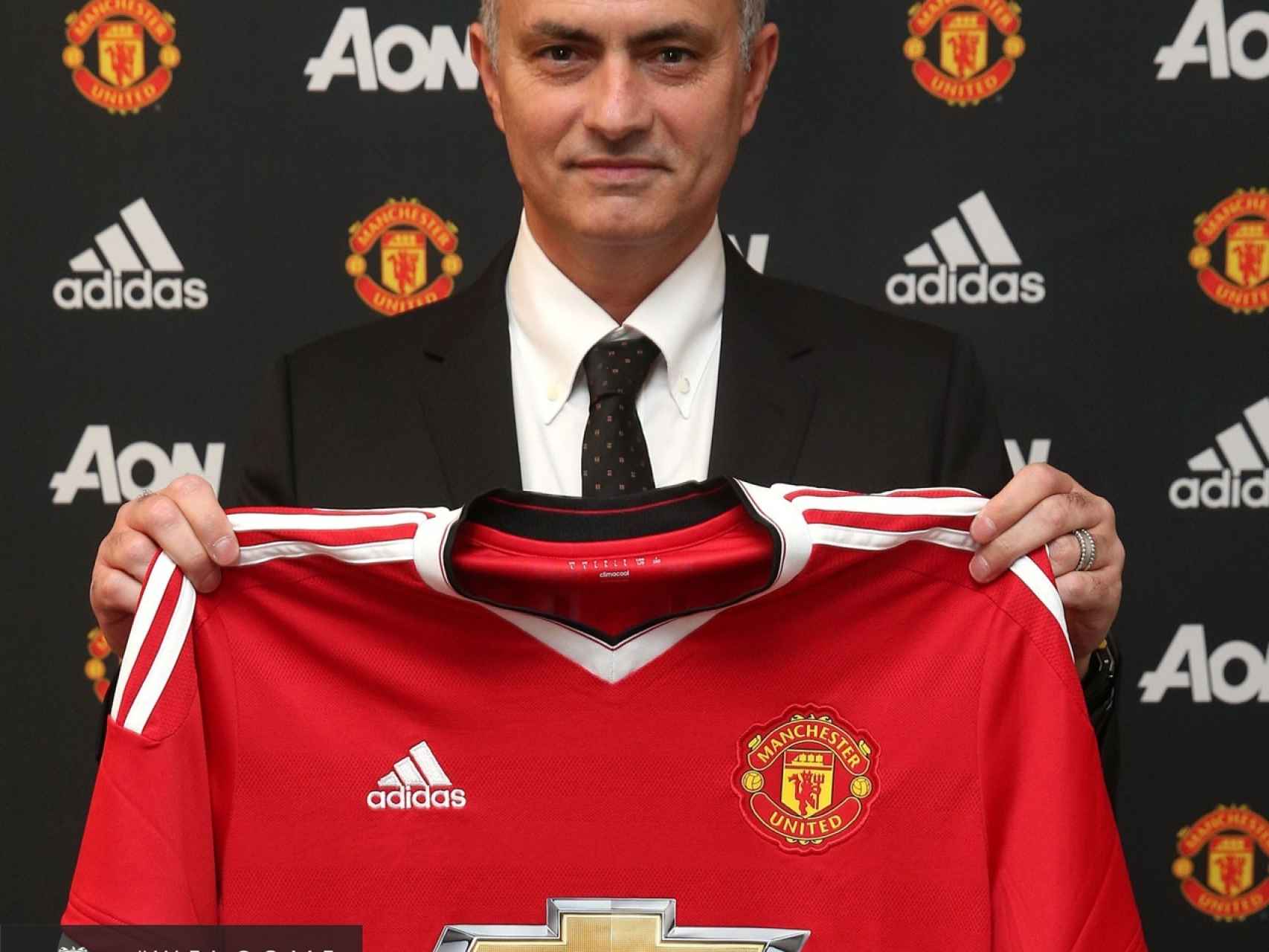 Mourinho posa con la camiseta del Manchester United.