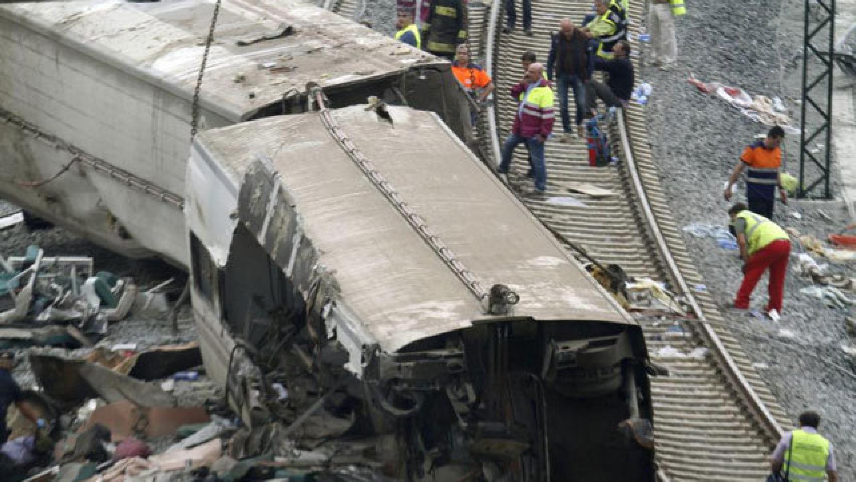 Dos de los vagones del tren descarrilado en Angrois en julio de 2013