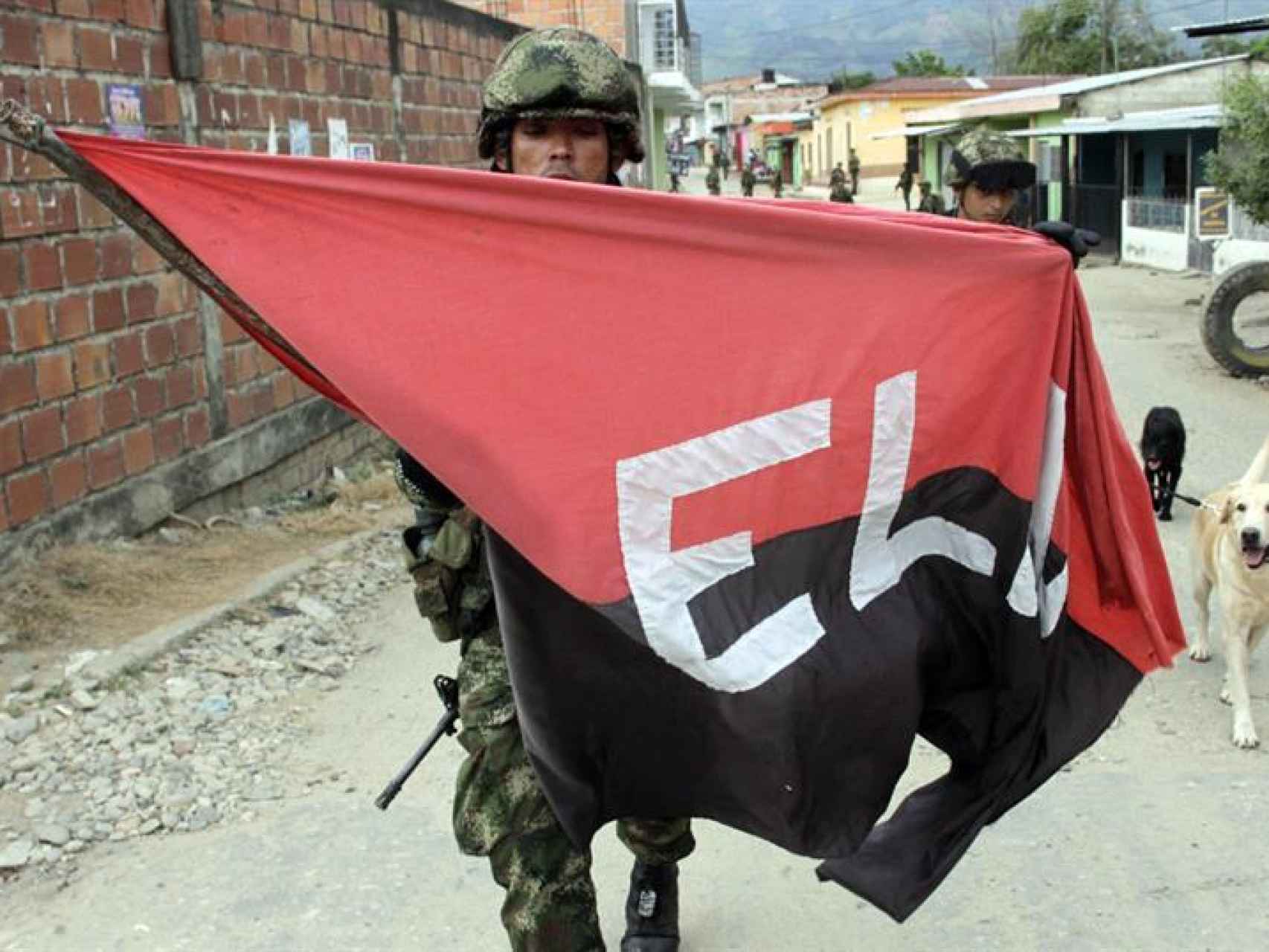 Un soldado colombiano retira una bandera del ELN en El Tarra