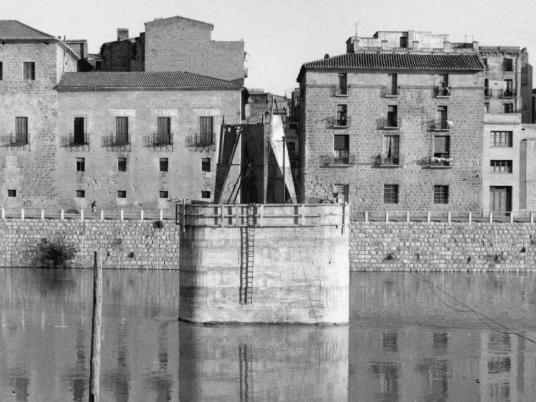 El monumento de Tortosa durante su construcción Arxiu Històric Comarcal de les Terres de l'Ebre.