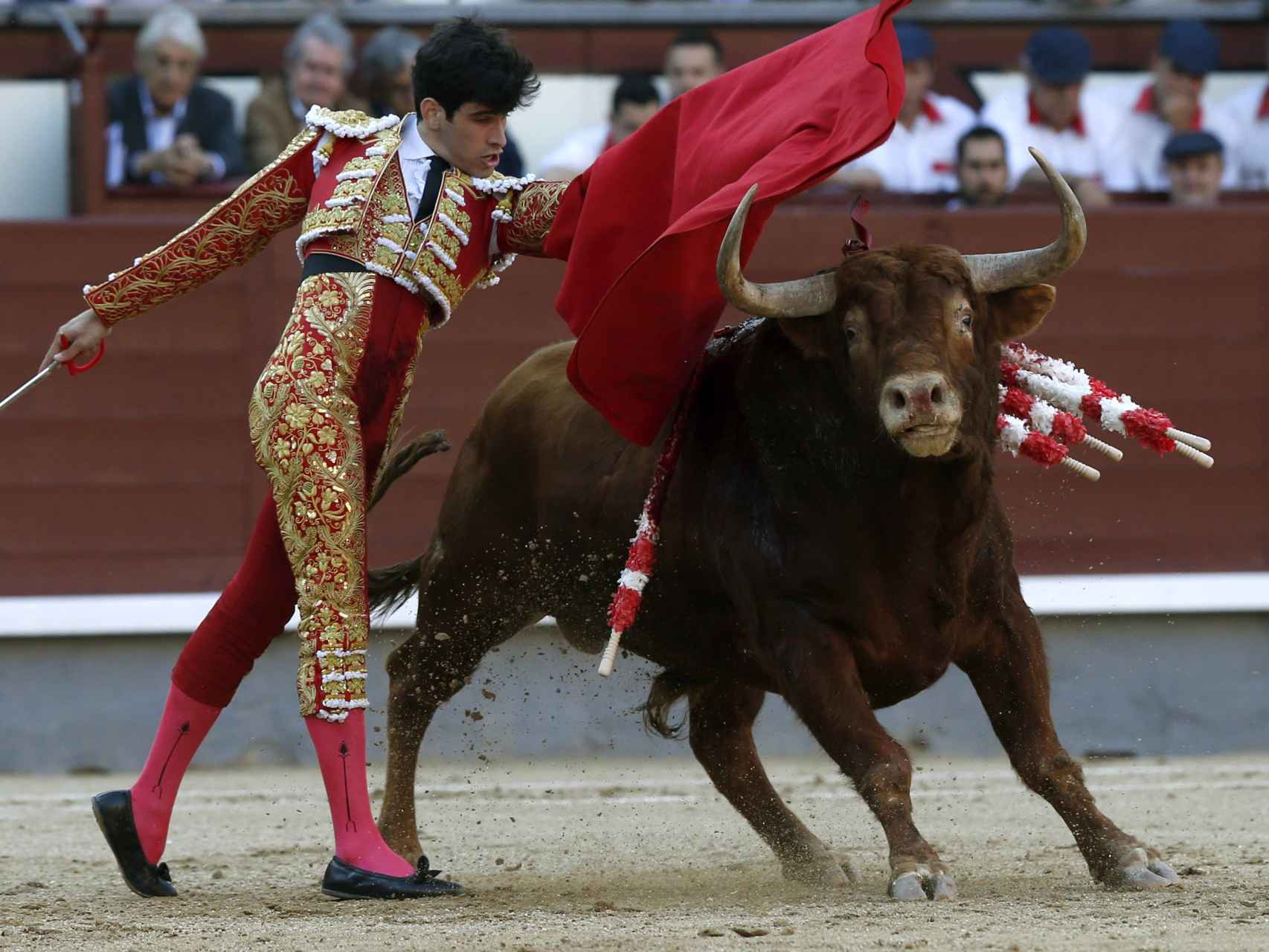 El diestro Alberto López Simón da un pase con la muleta a su primer toro.