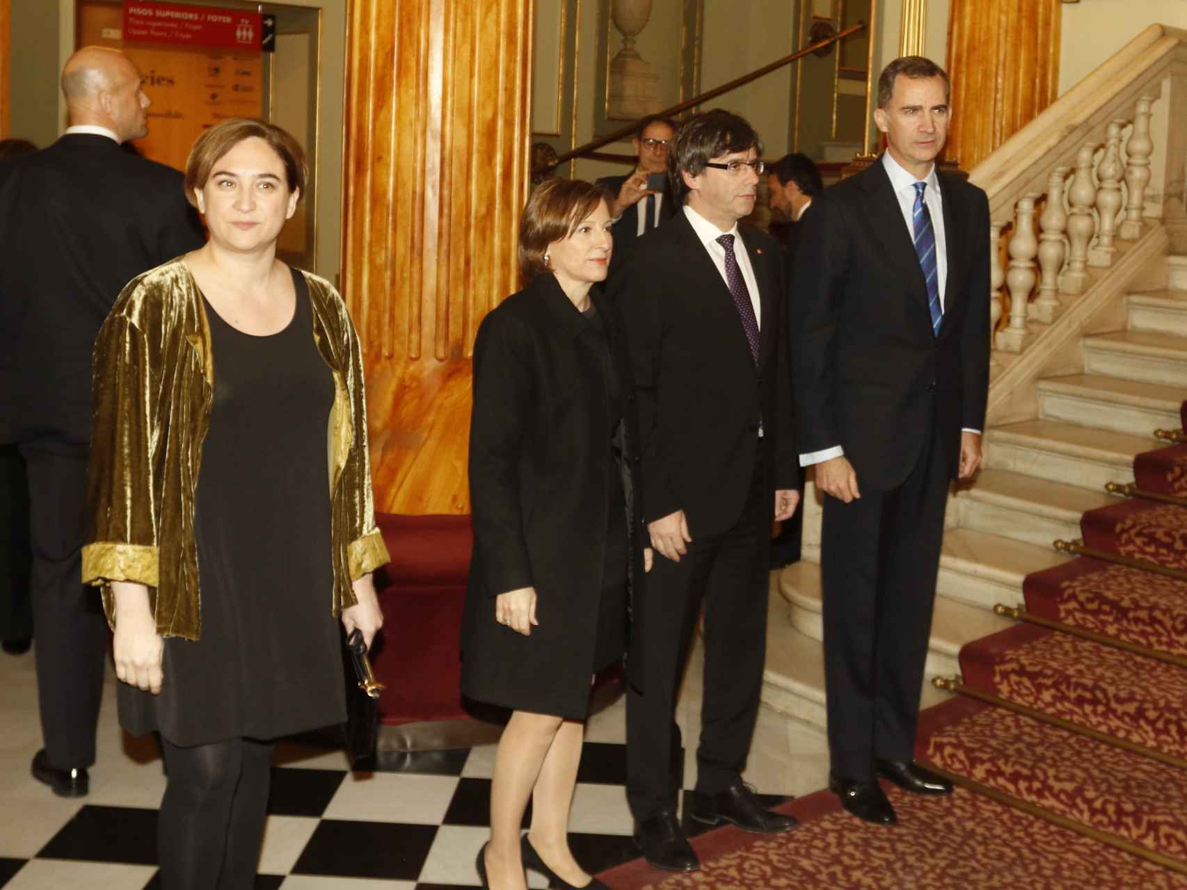 Ada Colau, Felipe VI y Carles Puigdemont durante el Mobile World Congress