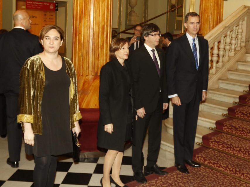 Ada Colau, Felipe VI y Carles Puigdemont durante el Mobile World Congress