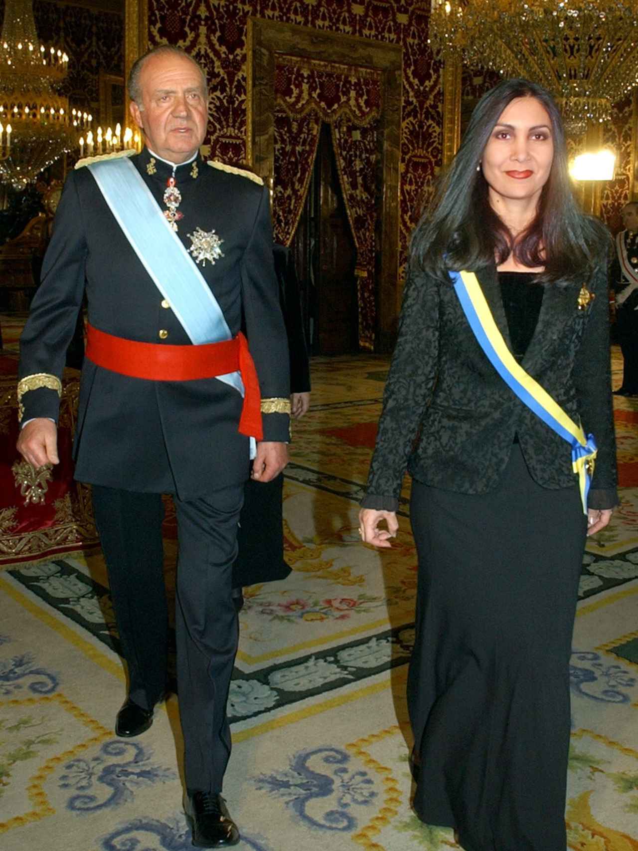 El rey Juan Carlos I junto a Gladys Gutiérrez cuando ésta era embajadora de Venezuela en España.