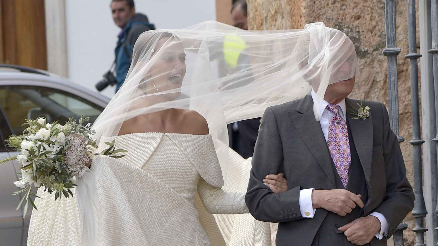 El viento provocaba esta divertida escena en la que el rostro del padre de la novia quedaba cubierto por el velo nupcial
