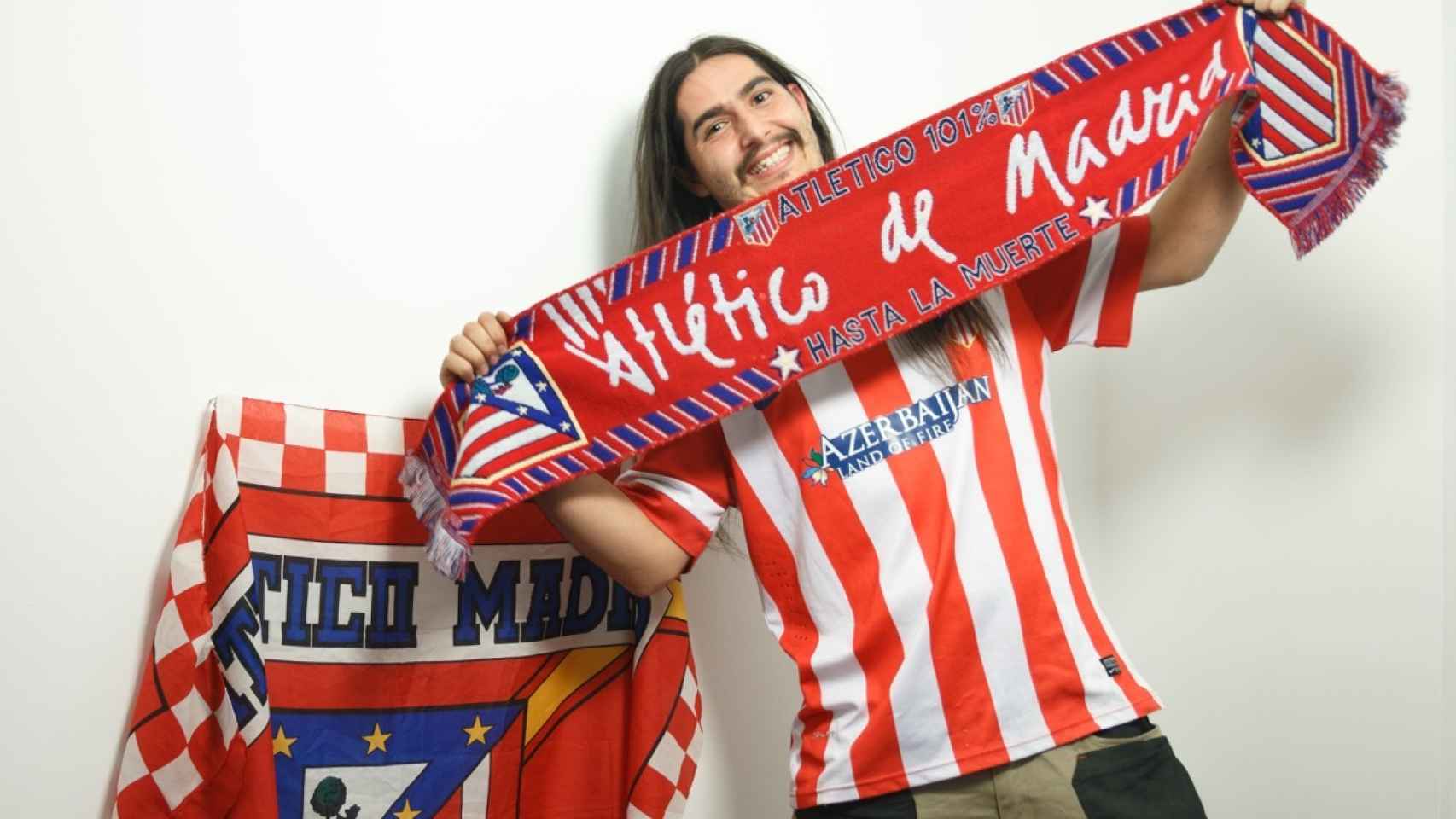 David Delgado posa con la camiseta del Atlético.