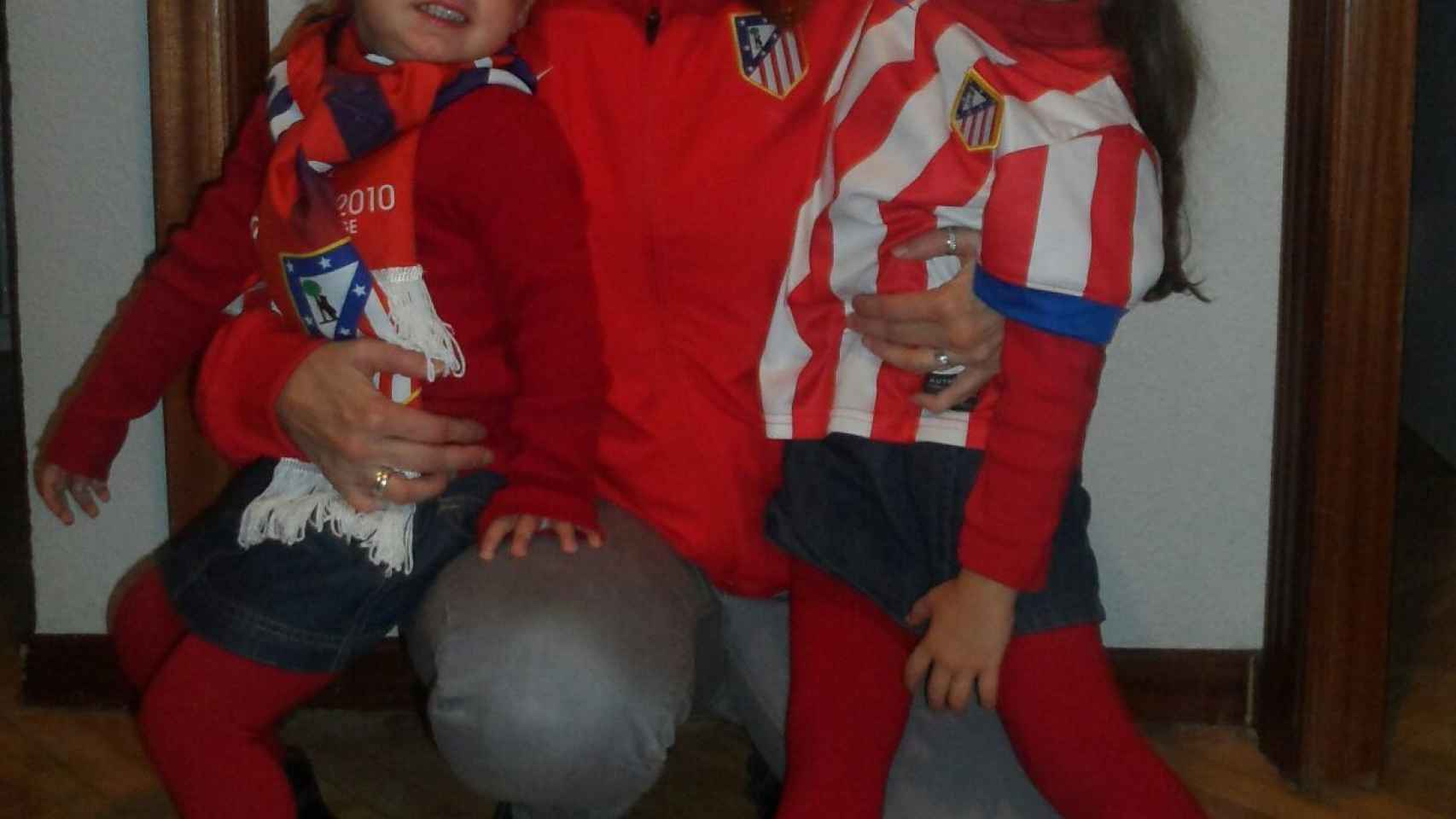Laura Castizo posa con su chaqueta del Atlético.