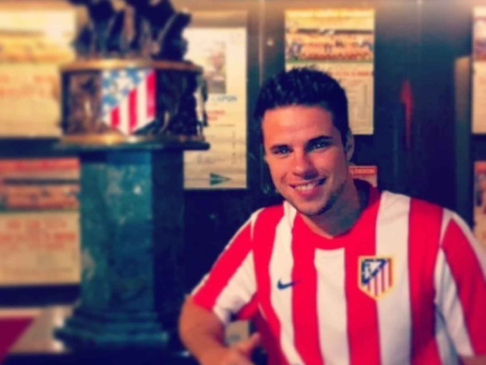 Adrián Navarro posa con la camiseta del Atlético.