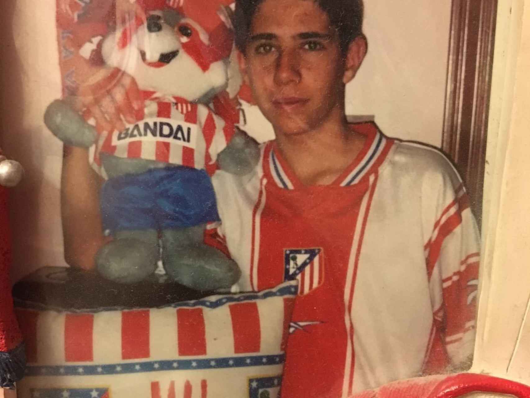 Daniel González posa con la camiseta del Atlético.