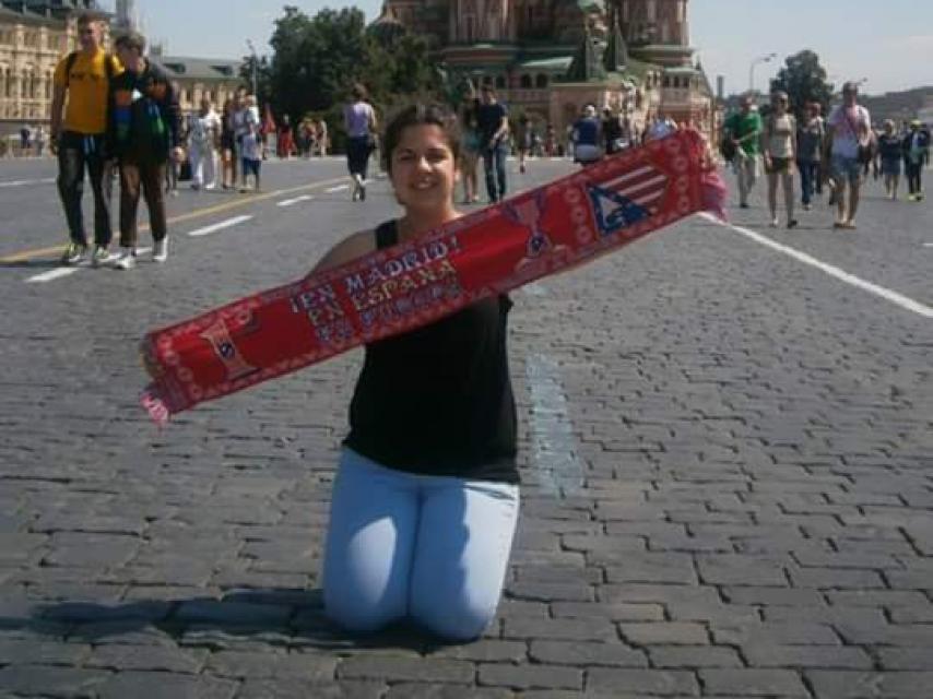 Raquel de la Peña posa con la bufanda del Atlético.