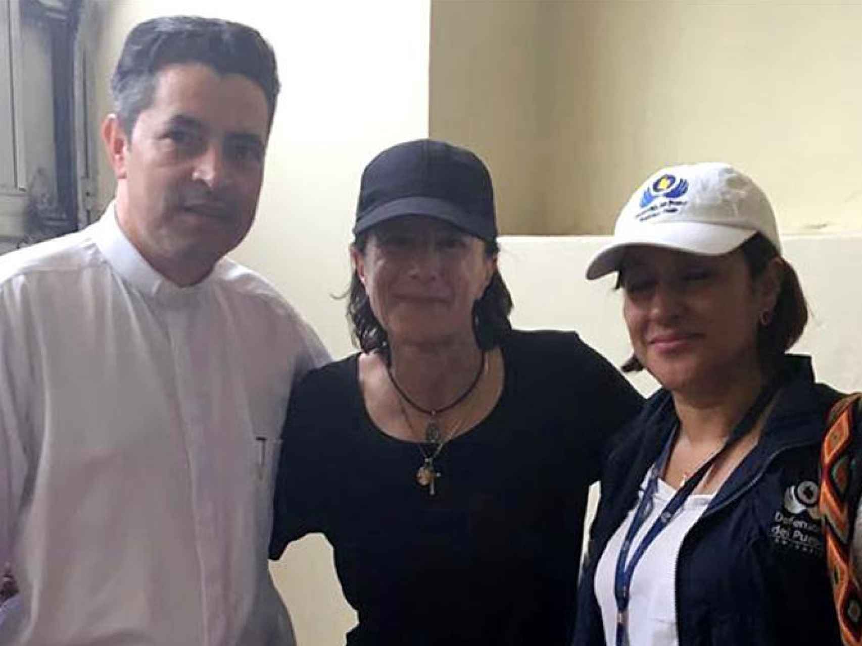 Salud Hernández junto un sacerdote y una funcionaria de la Defensora del Pueblo tras su liberación