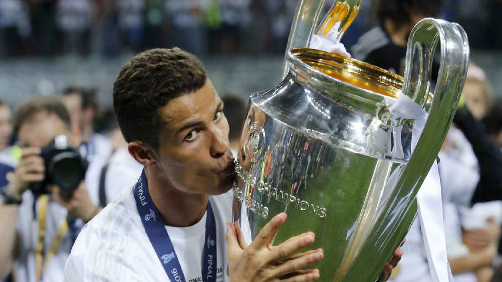 Cristiano Ronaldo besa la Champions de 2016.