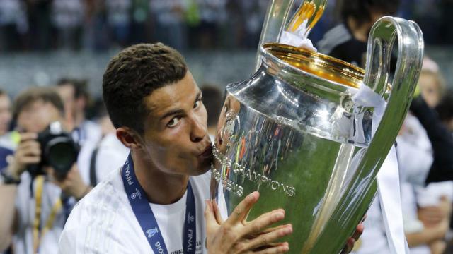 Cristiano Ronaldo besa la Champions de 2016.