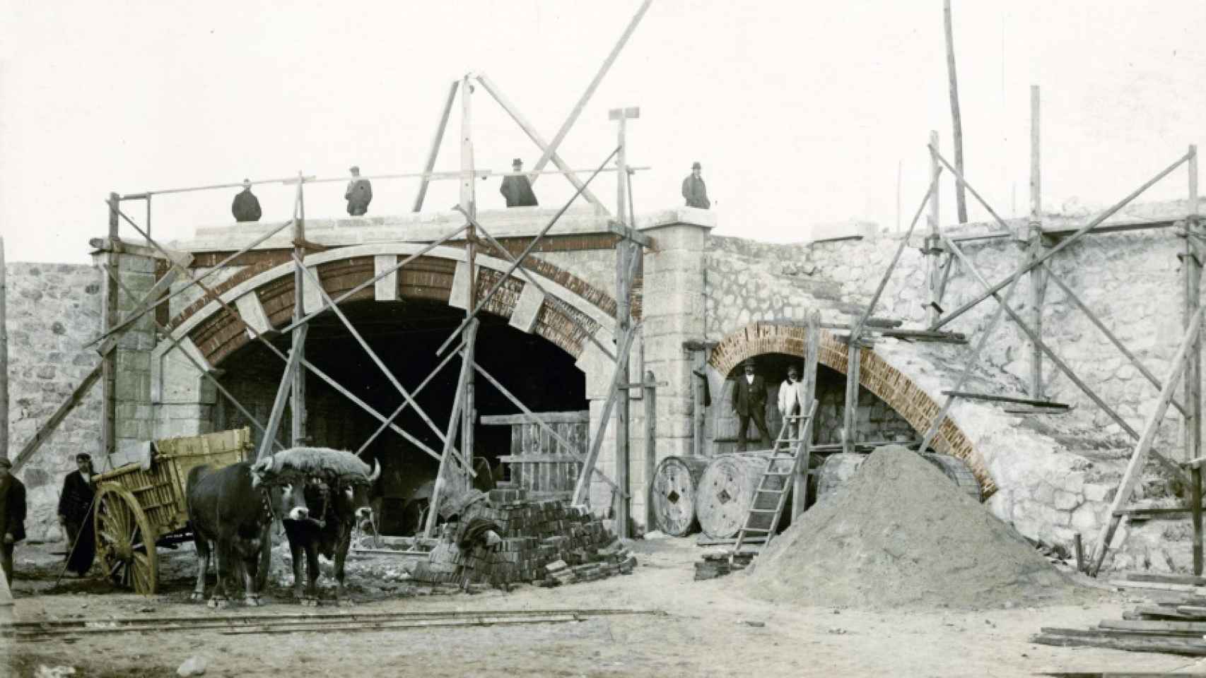 Embocadura del túnel de las cocheras en construcción, en 1918.