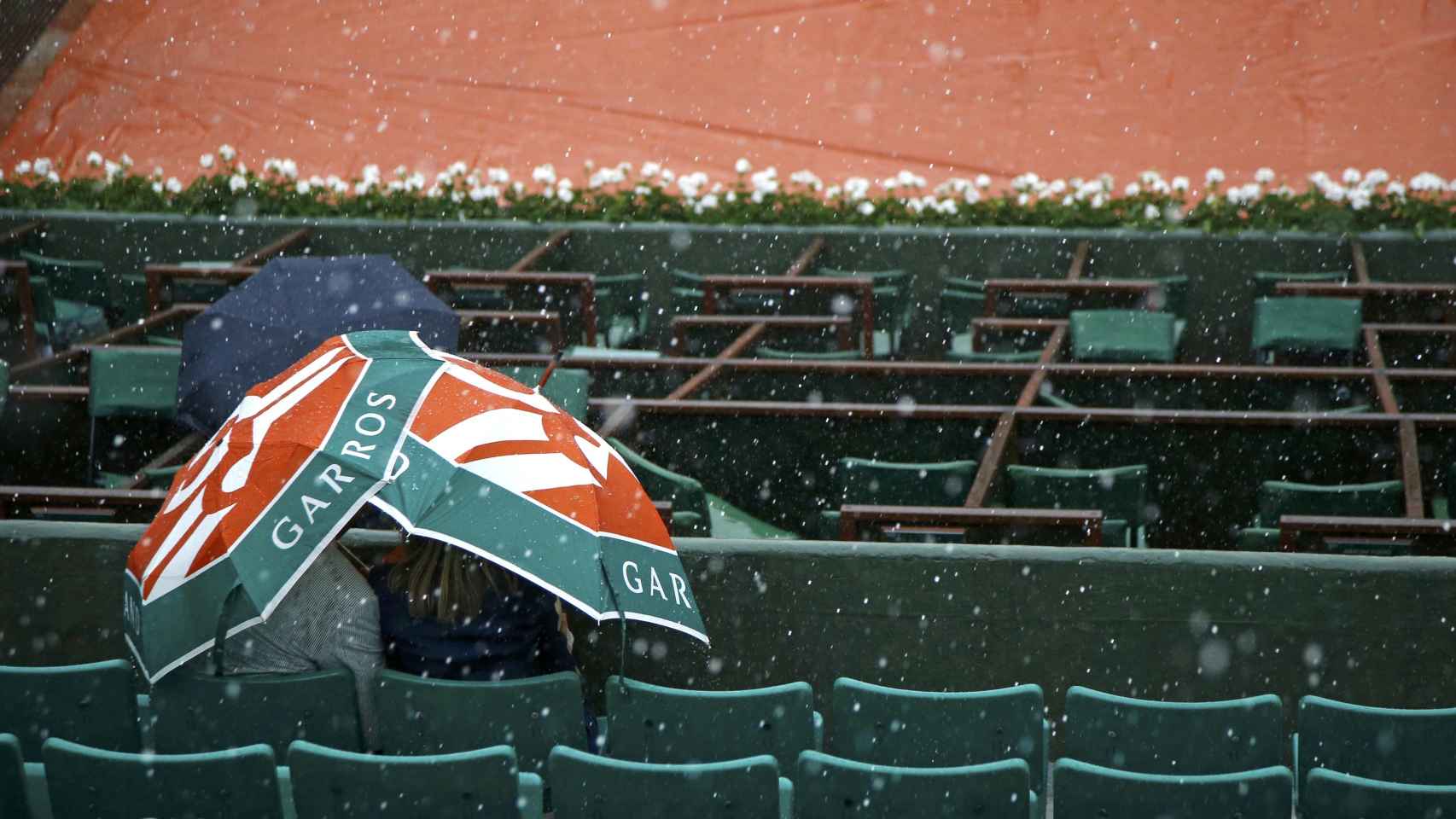 La jornada en Roland Garros estuvo marcada por la lluvia.