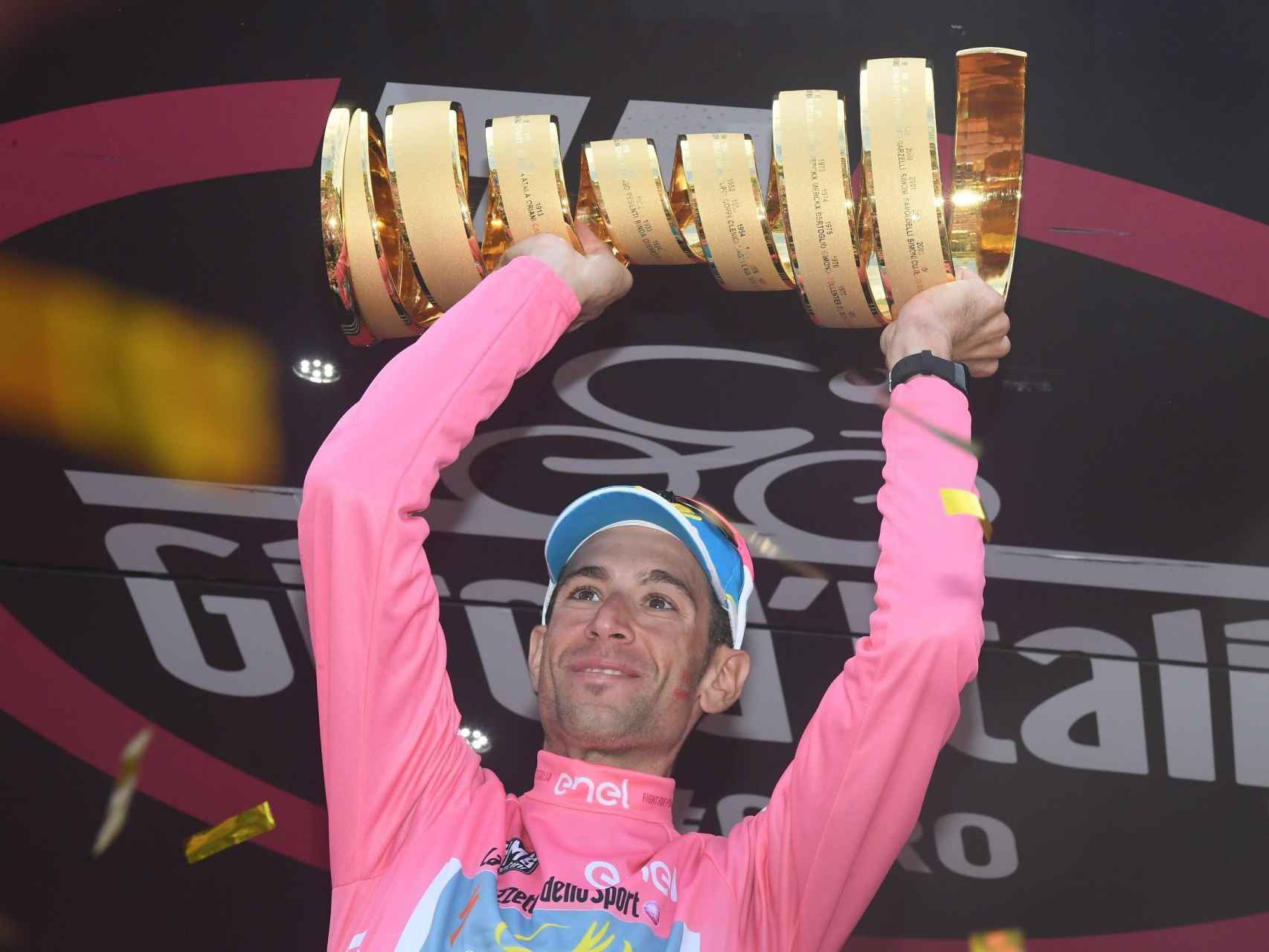 Vincenzo Nibali con su trofeo de vencedor del Giro, segundo de su carrera.
