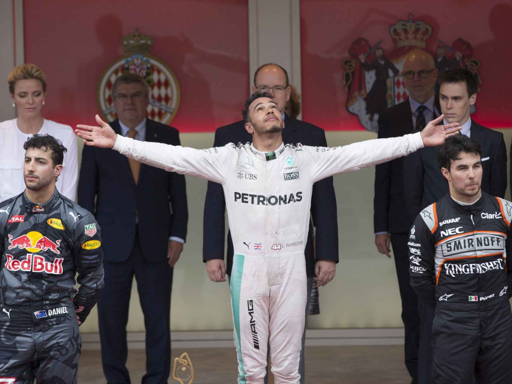 Hamilton celebra su victoria en Mónaco.