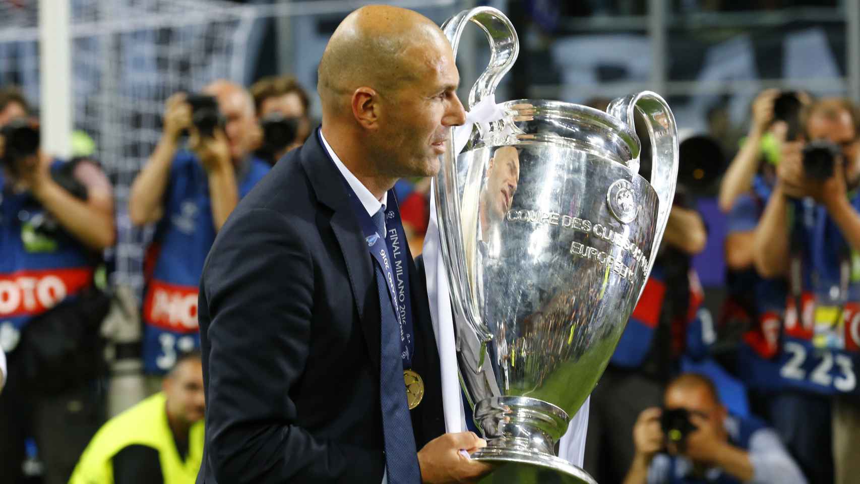 Zidane agarra la Copa de Europa.