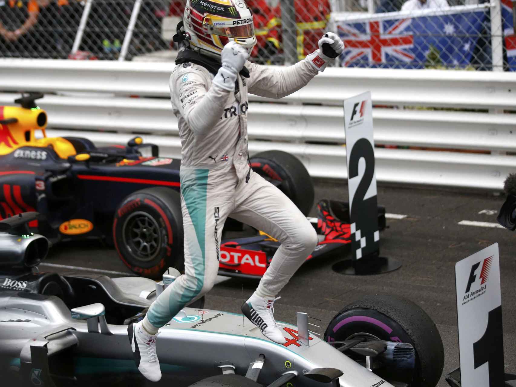 Hamilton celebra su triunfo en Montecarlo.