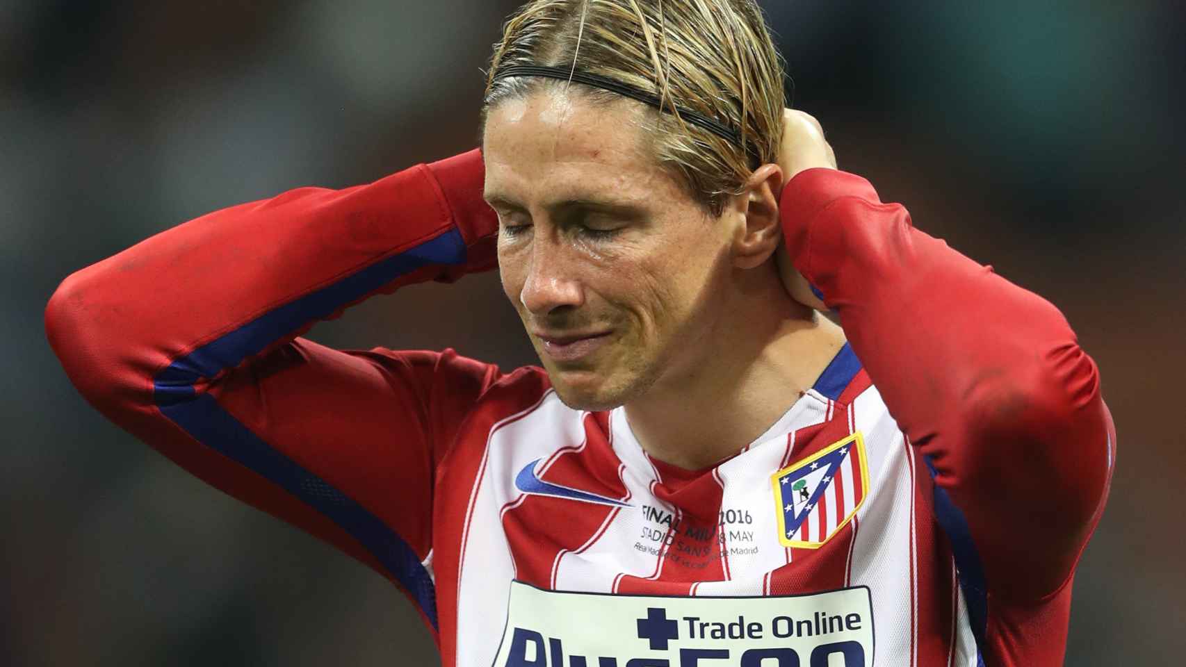 Fernando Torres deprimido tras la final de Champions.