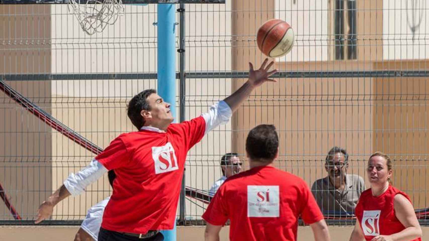El candidato socialista juega al baloncesto antes del acto del PSOE