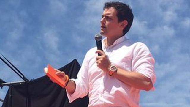 Rivera durante el mitin de precampaña en Valencia