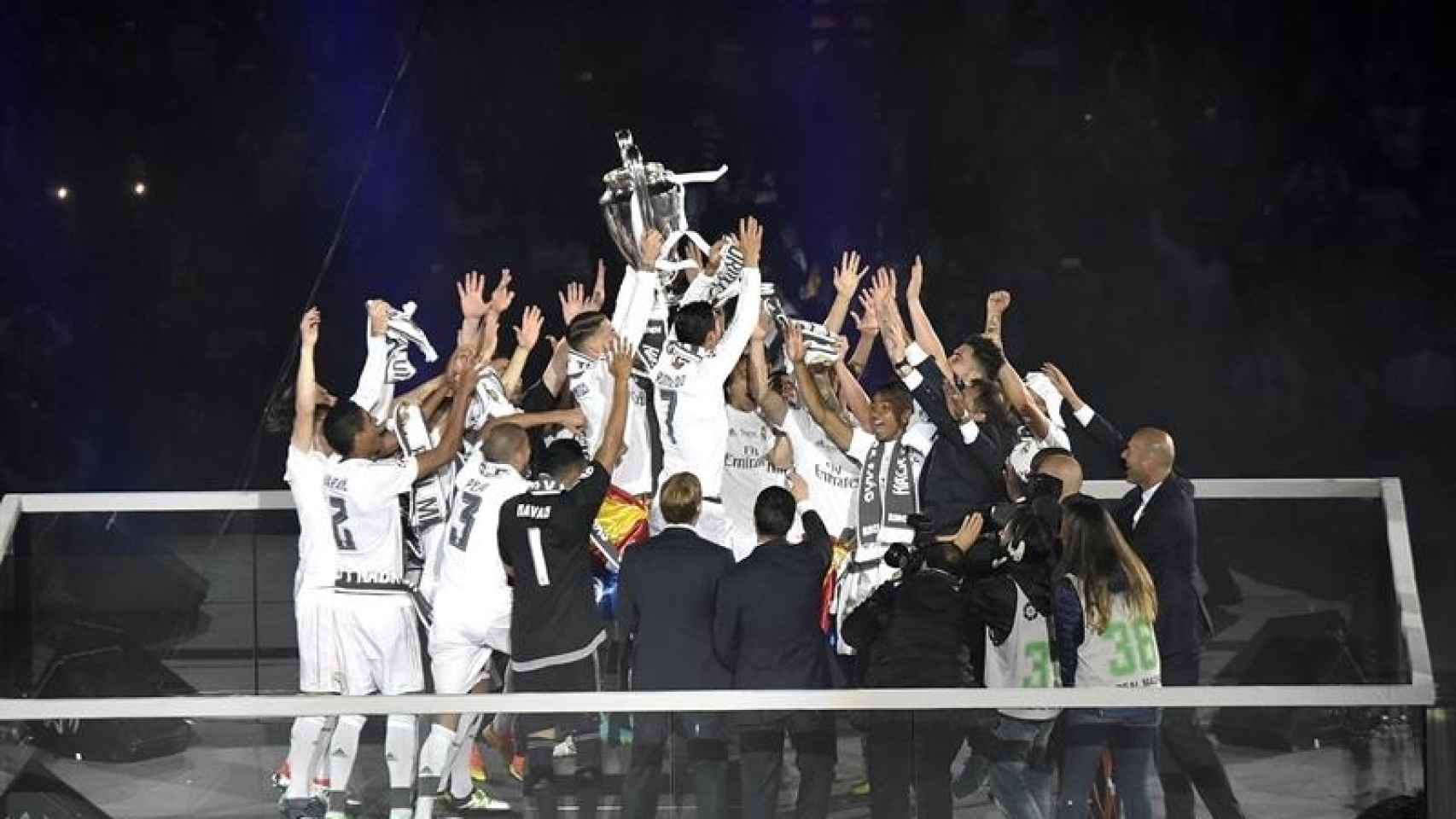 Los jugadores del Real Madrid celebran con el trofeo la consecución de la Liga de Campeones/Fernando Villar/EFE