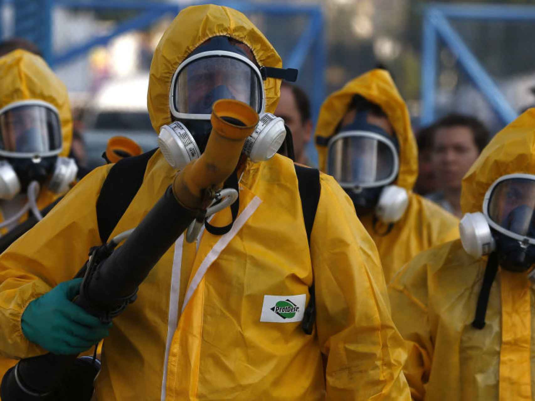 Agentes de la secretaría municipal de salud de Río desinfectan la ciudad para evitar el virus Zika.