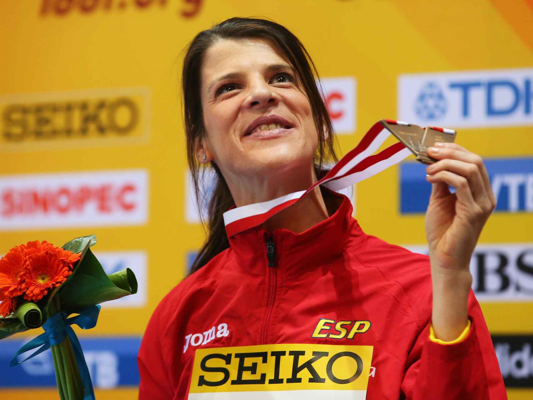 Ruth Beitia, sonriendo con su medalla.