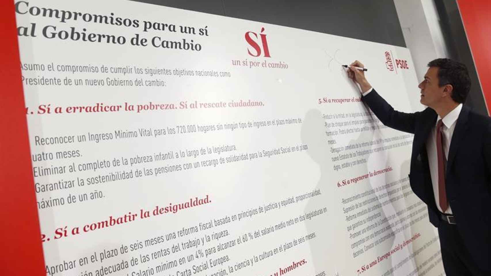 Sánchez firma el documento con sus compromisos.