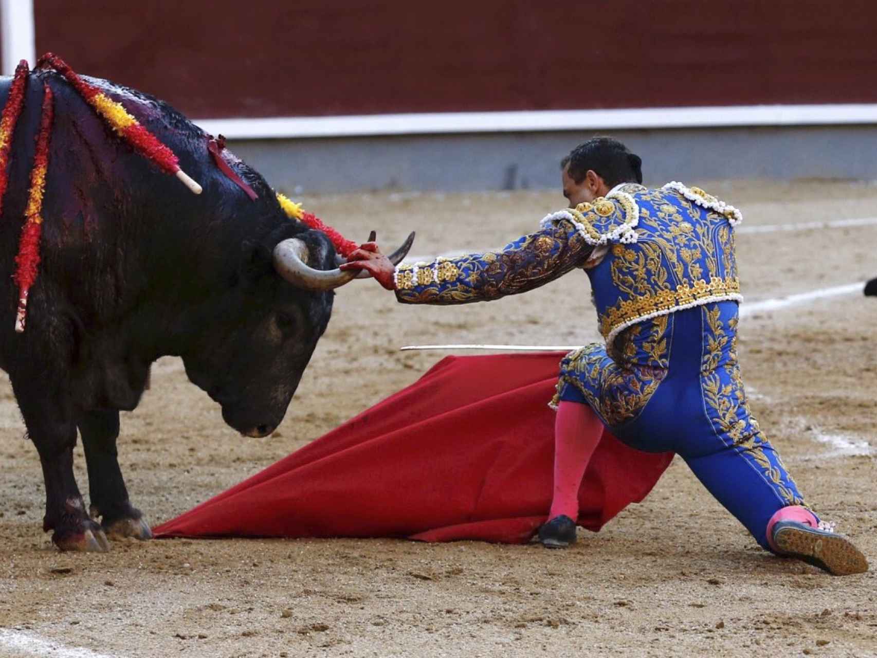 El diestro Rafael Rubio Rafaelillo con su segundo toro.