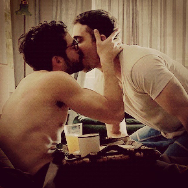 Alfonso Herrera besa en una orgía a Miguel Ángel Silvestre en el capítulo de Sense8