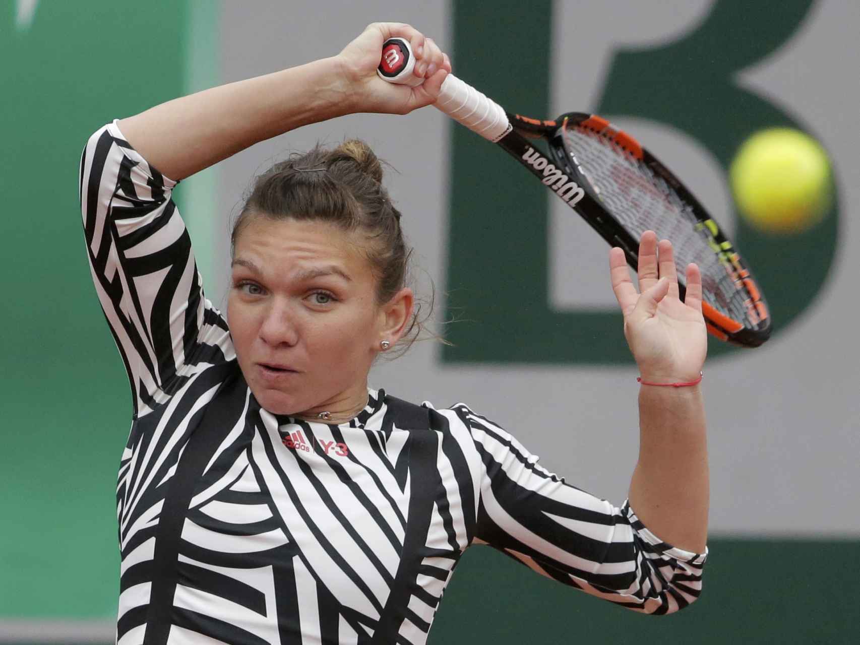 Simona Halep devuelve una bola este martes en Roland Garros.