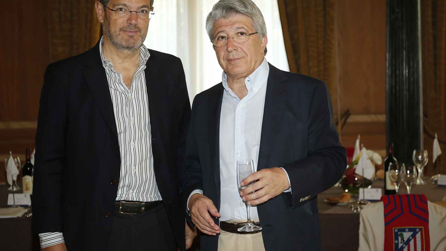 Rafael Catalá y Enrique Cerezo en la comida organizada por el Atlético en Milán el 28 de abril