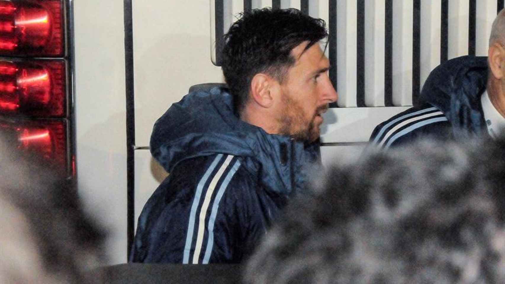 Leo Messi abandonando el sanatorio Cimac tras lesionarse en el amistoso ante Honduras