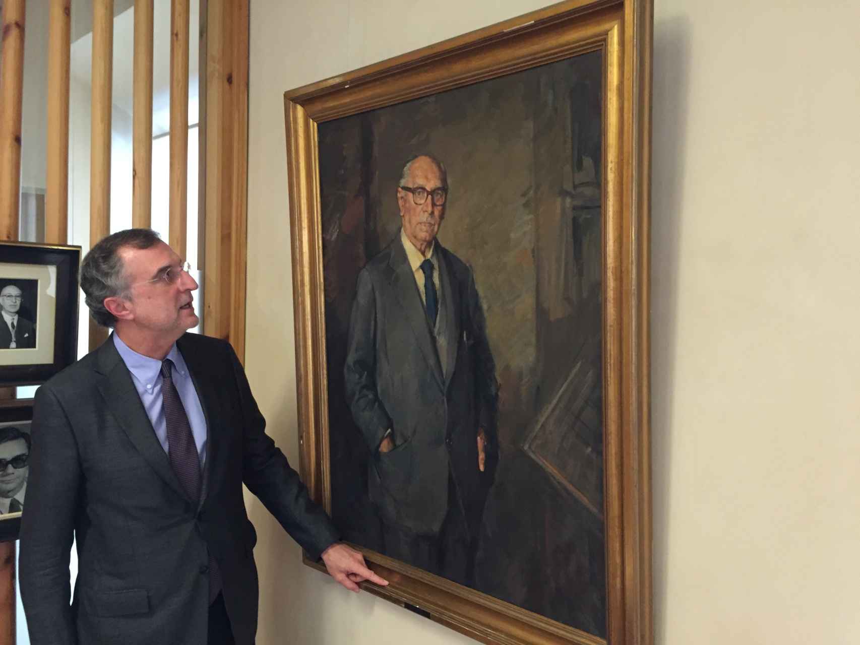 El decano junto al retrato de Secundino Zuazo, su homólogo en la Segunda República.