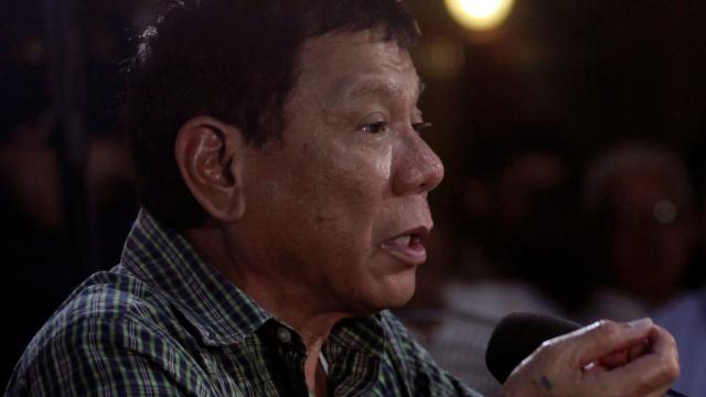 El presidente filipino Rodrigo Duterte reitera su plan de ejecutar sin juicio a los narcos.