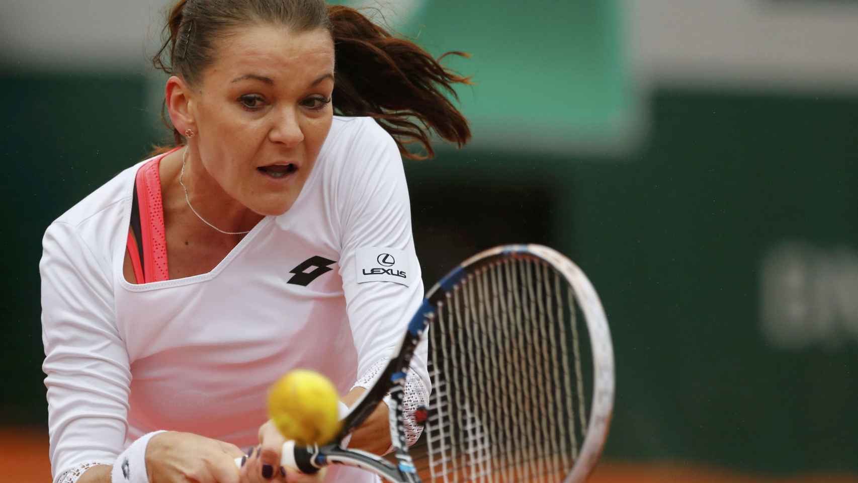Agnieszka Radwanska golpea la pelota.
