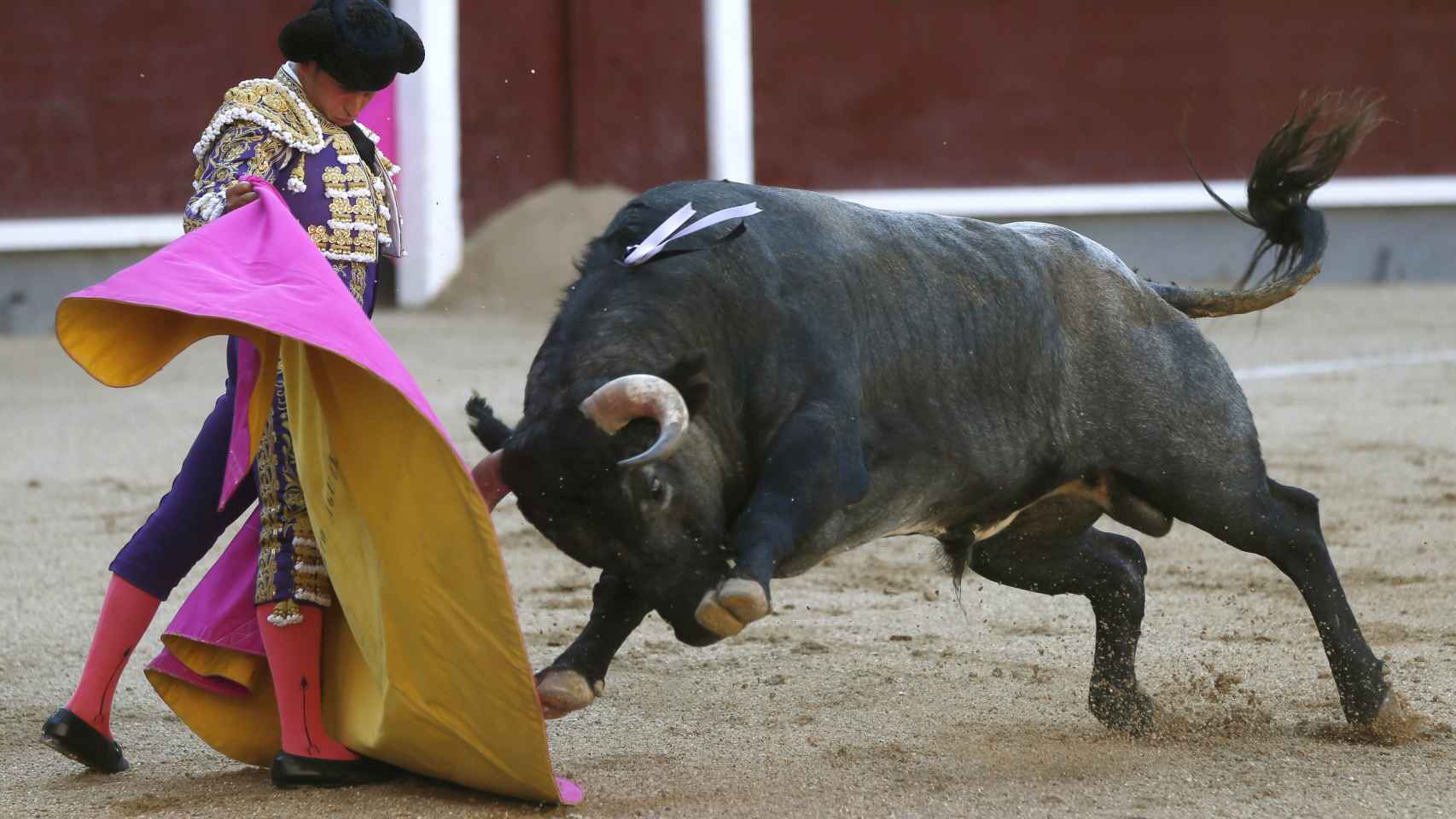 El diestro Alberto Aguilar da un pase con el capote a su primer toro.