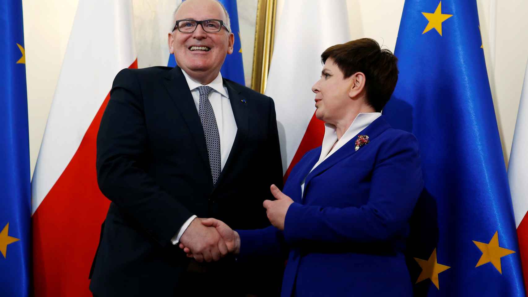 El vicepresidente Timmermans saluda a la primera ministra polaca durante una de sus recientes visitas a Varsovia