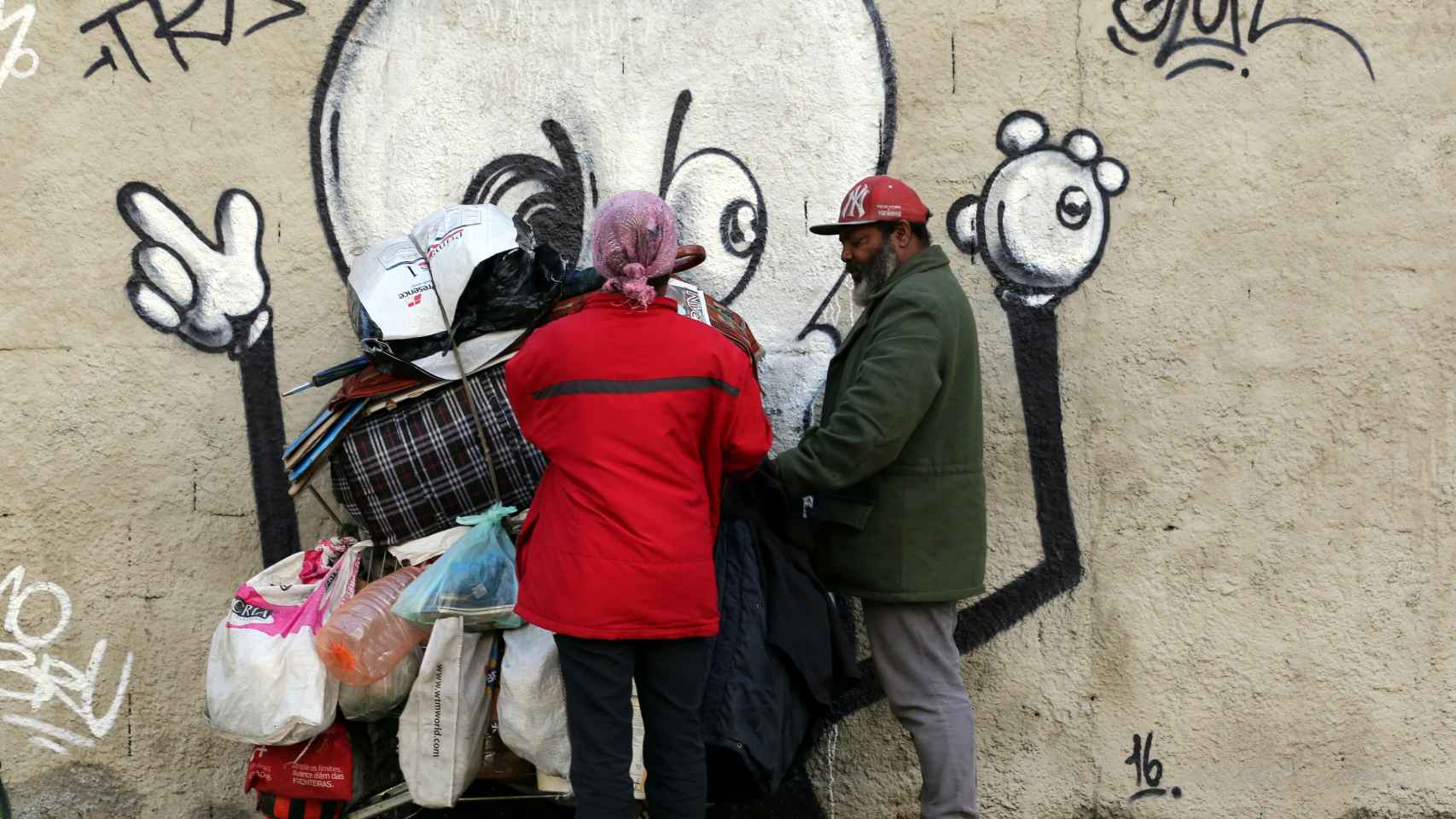 Una pareja de indigentes lleva sus cosas por el centro de Sao Paulo.