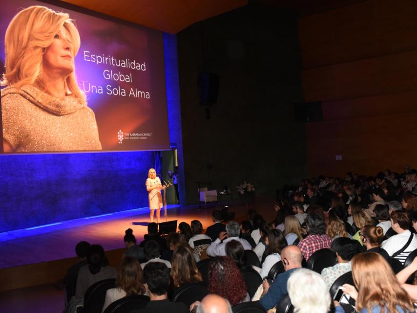 Karen Berg en la conferencia en Barcelona