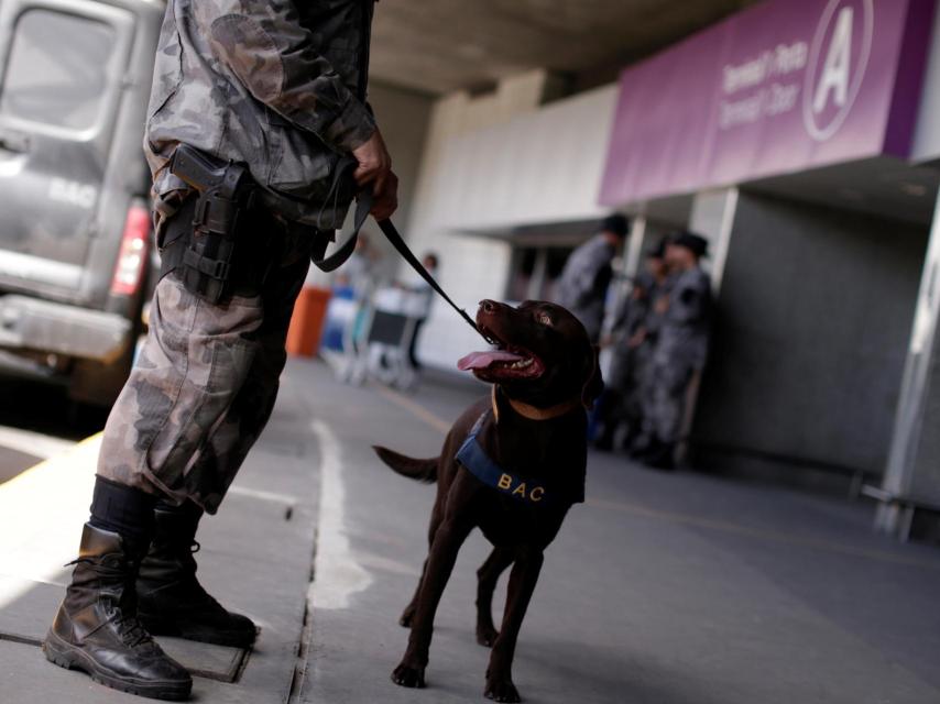 Un policía patrulla el aeropuerto de Río.