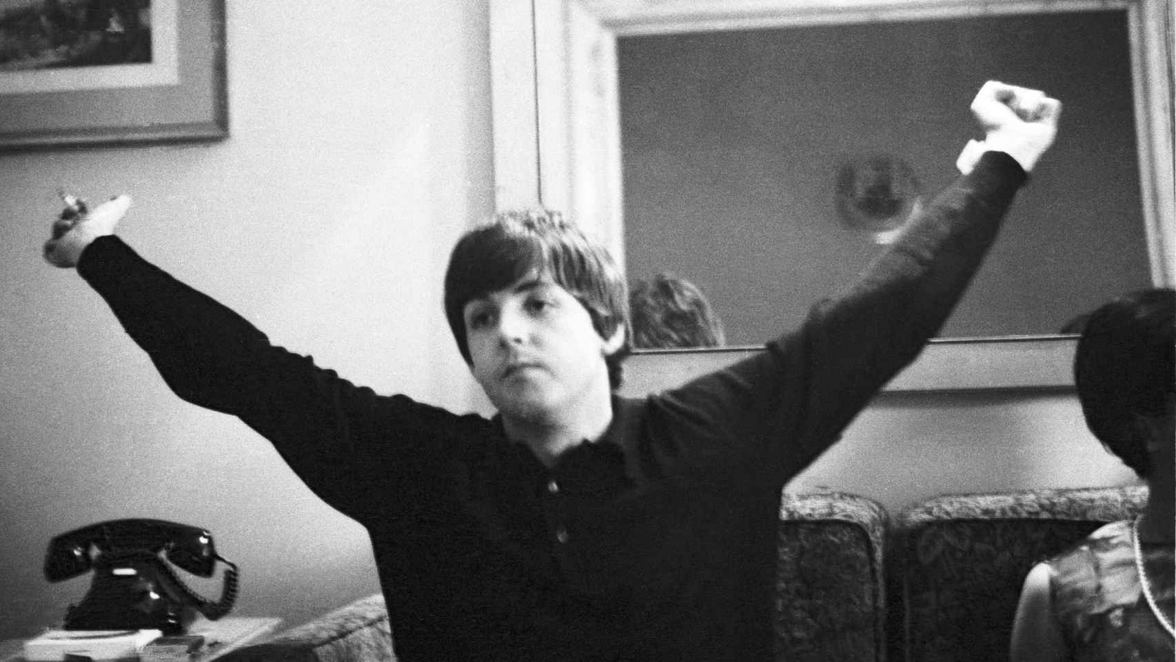 Paul McCartney en su habitaciónde de hotel.