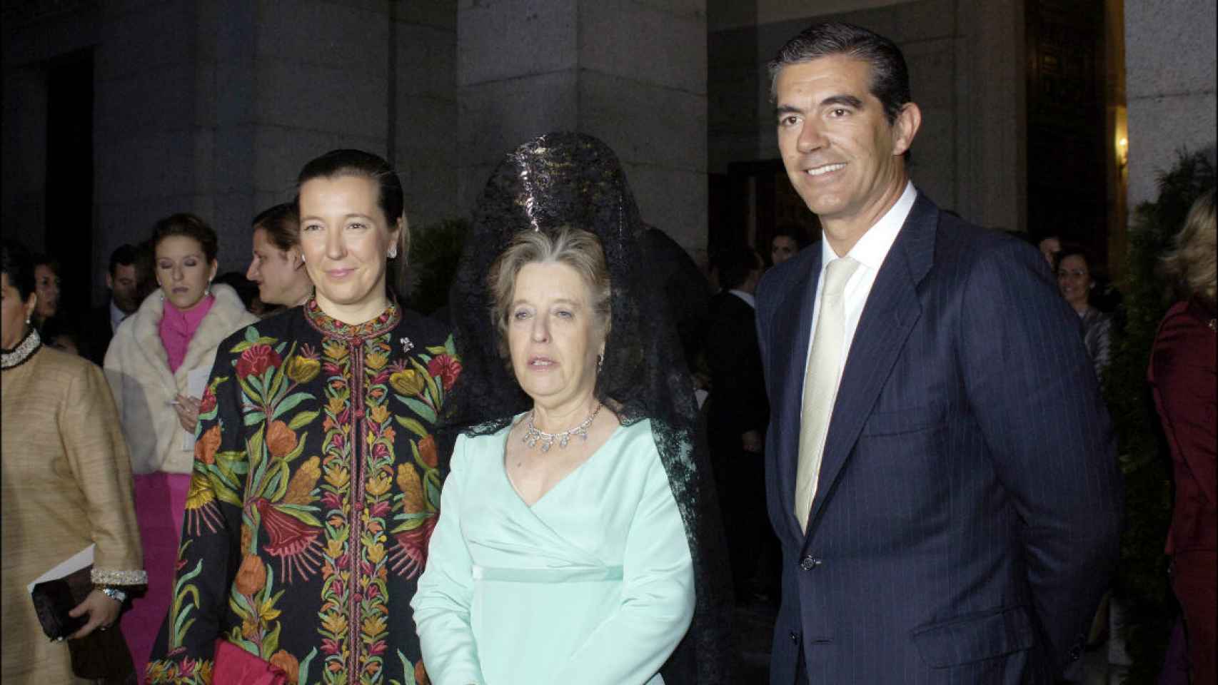Cristina de Borbón Dos Sicilias (izqda), Inés de Borbón Dos Sicilias y el marido de la primera, Pedro López Quesada