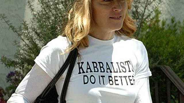 La cantante Madonna con una camiseta de la Cábala